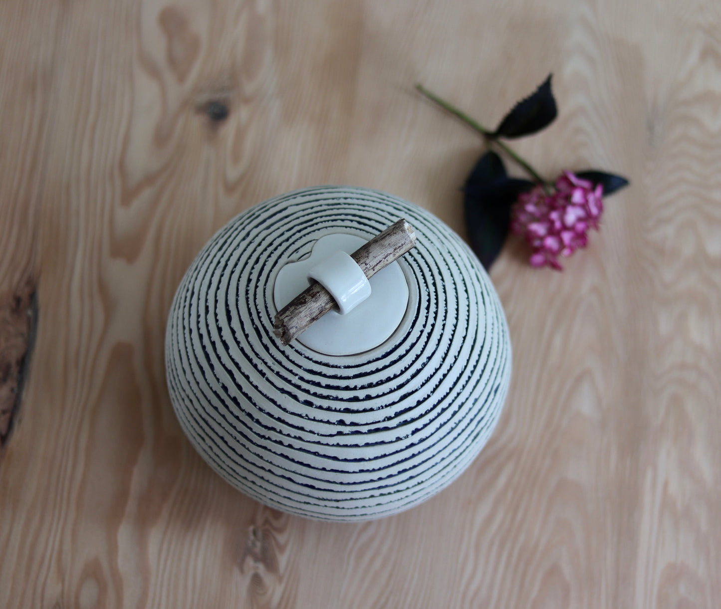 Urn - White with horizontal stripes